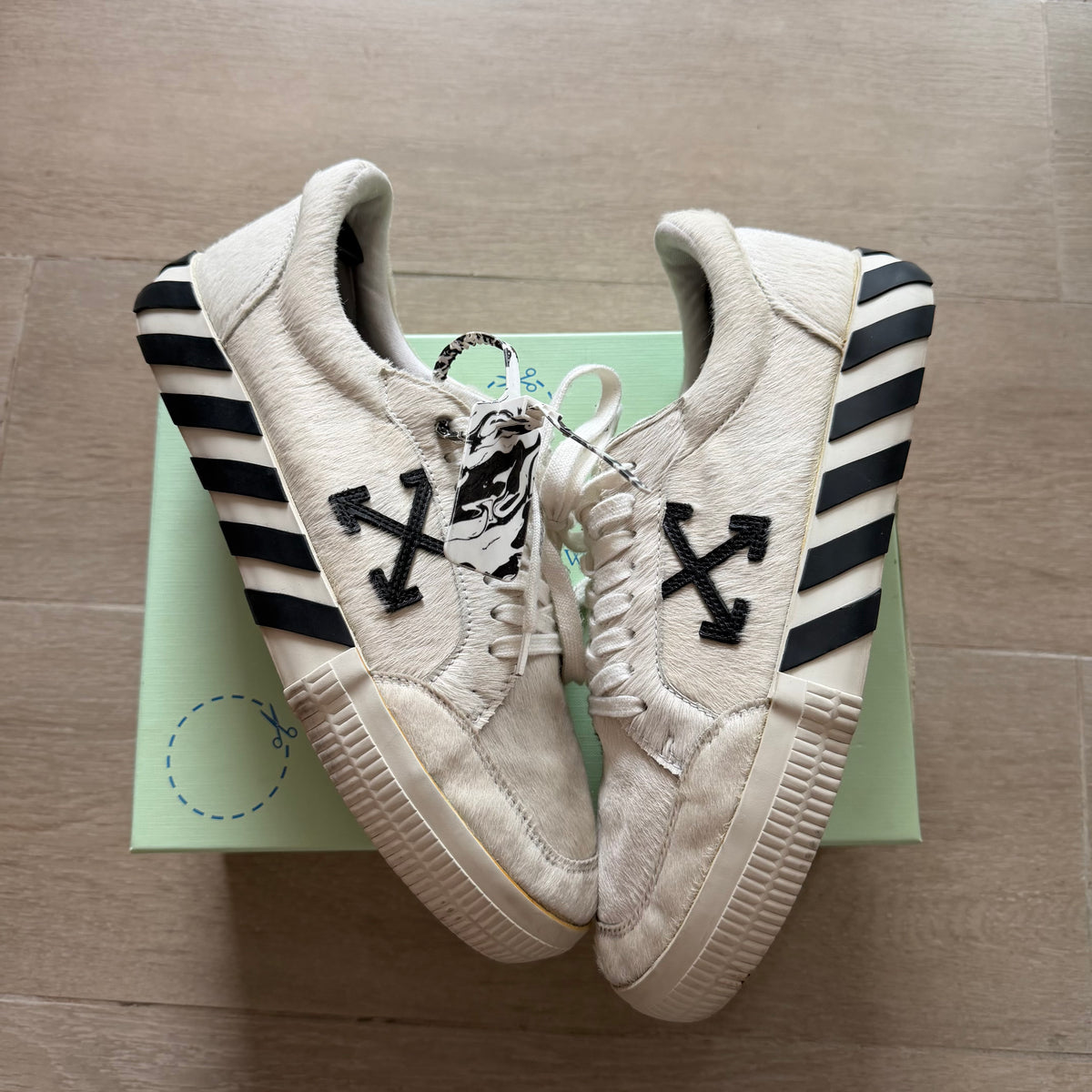 Off-White Vulcanized Low Top Sneakers White/Black (44EU)