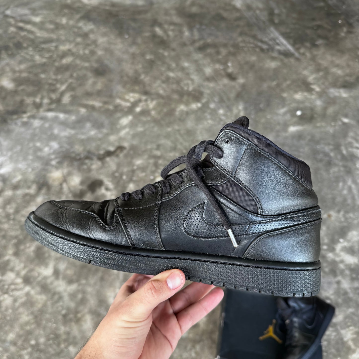 Jordan 1 Mid Triple Black