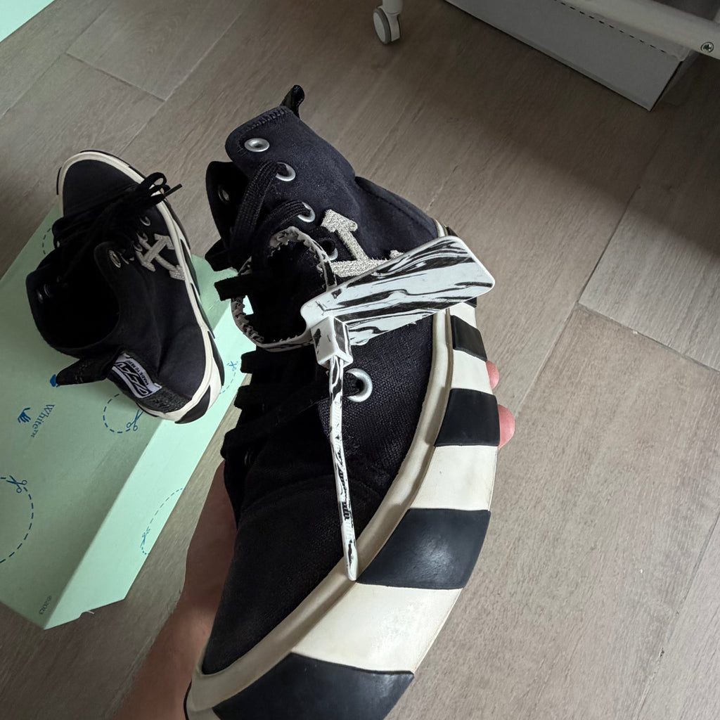 Off-White Vulcanized Mid Top Sneakers Black/White (41EU)