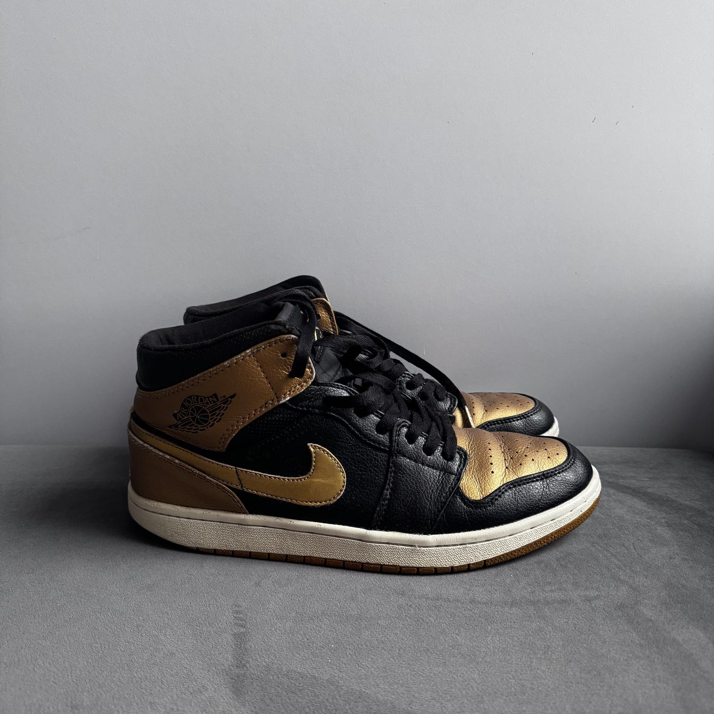 *Gratis* Jordan 1 Mid Black Metallic