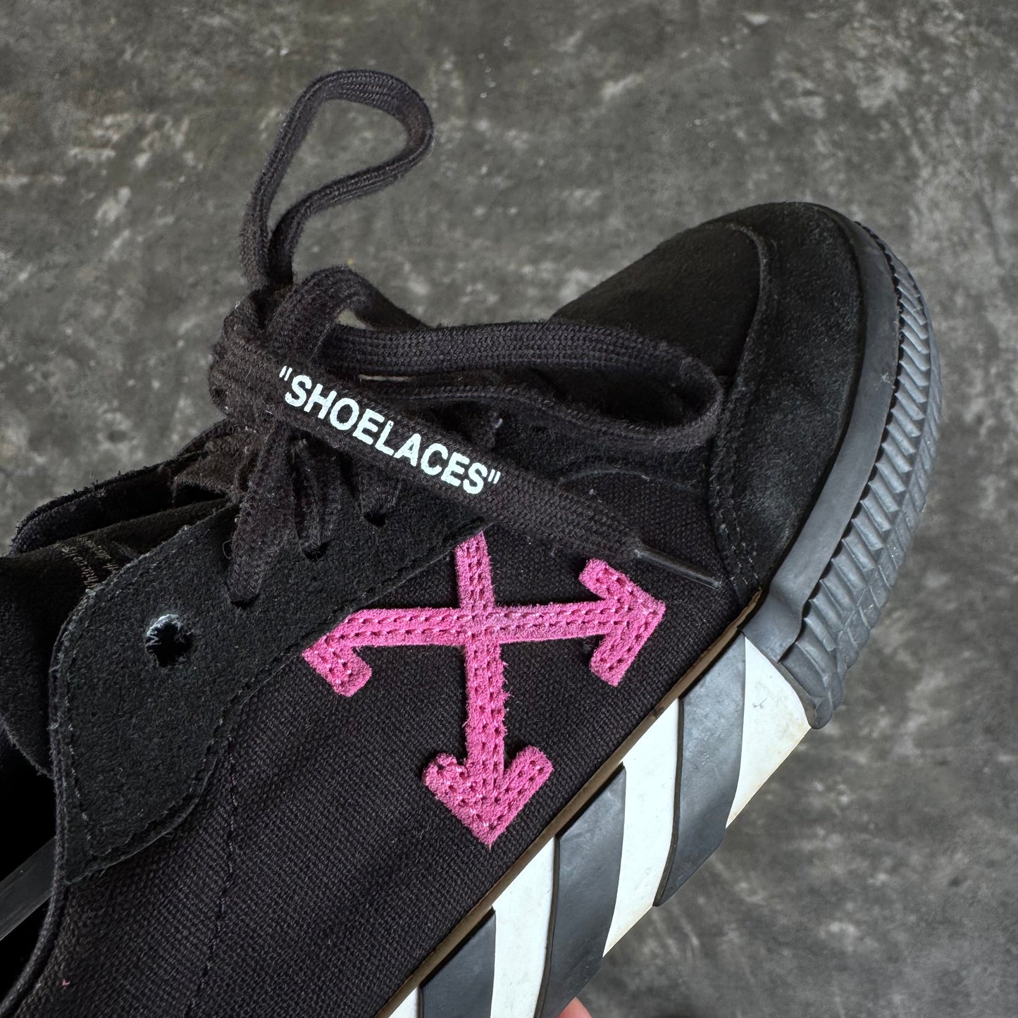 Off-White Vulcanized Low Top Sneakers Black/Violet