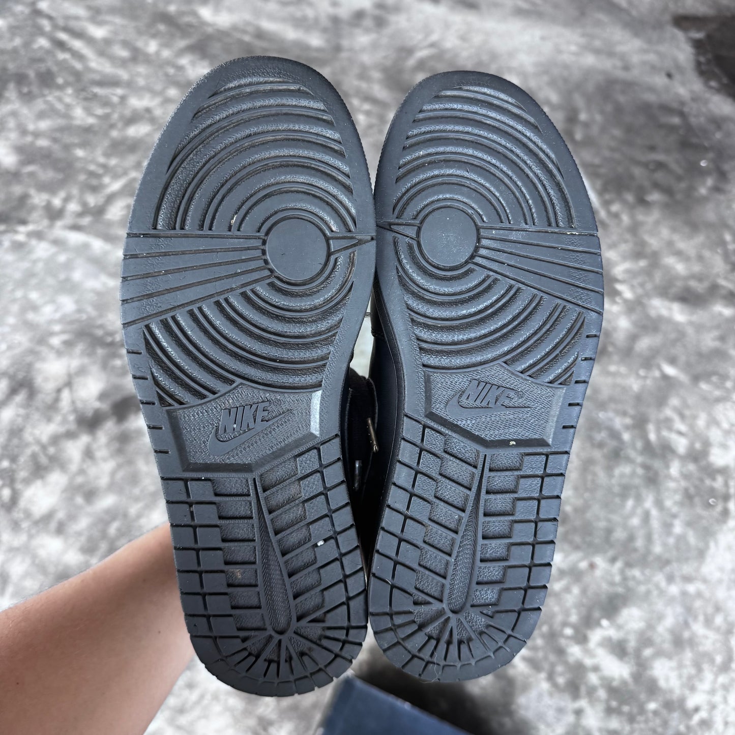 Jordan 1 Mid Triple Black