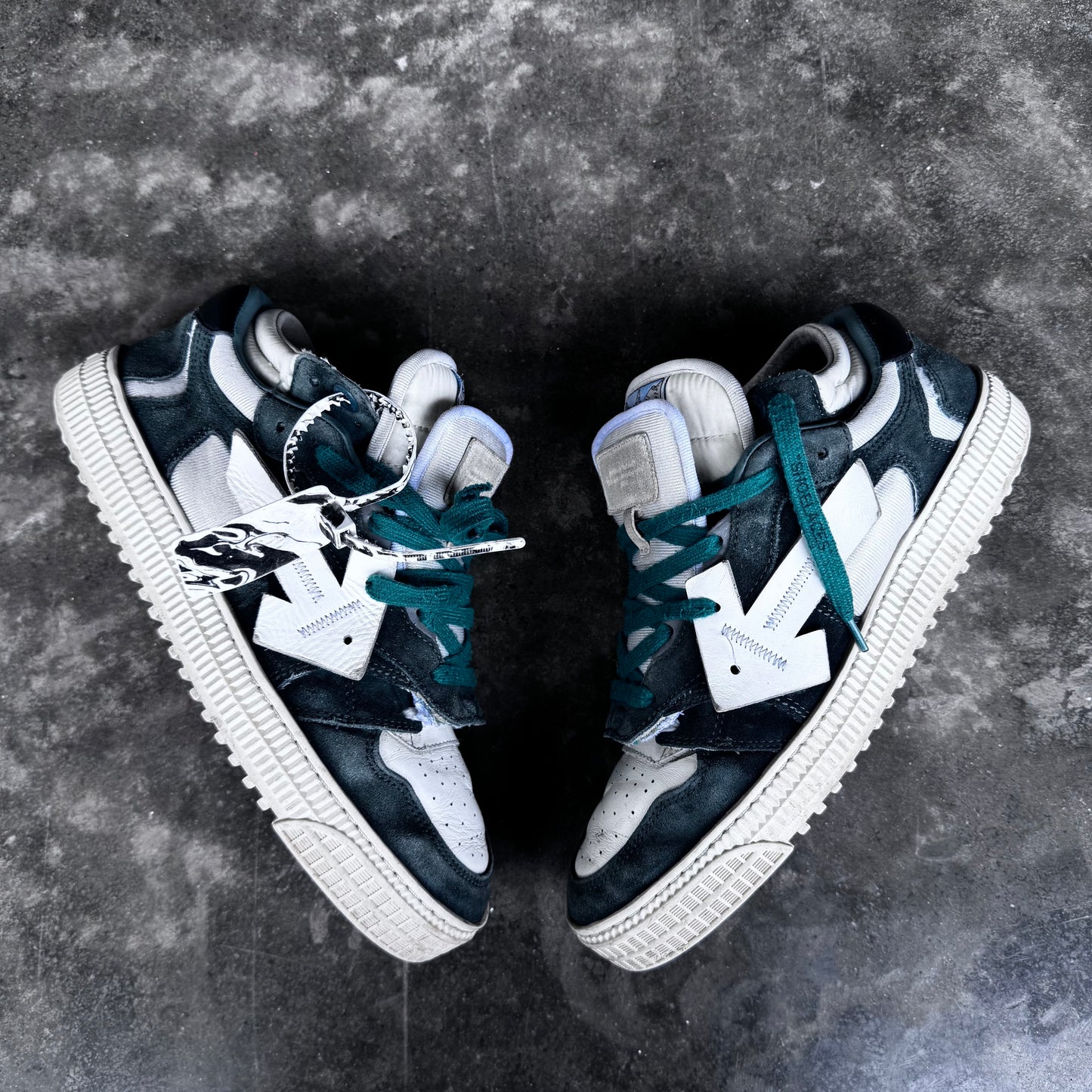 Off-White Floating Arrow Low-Top Sneakers