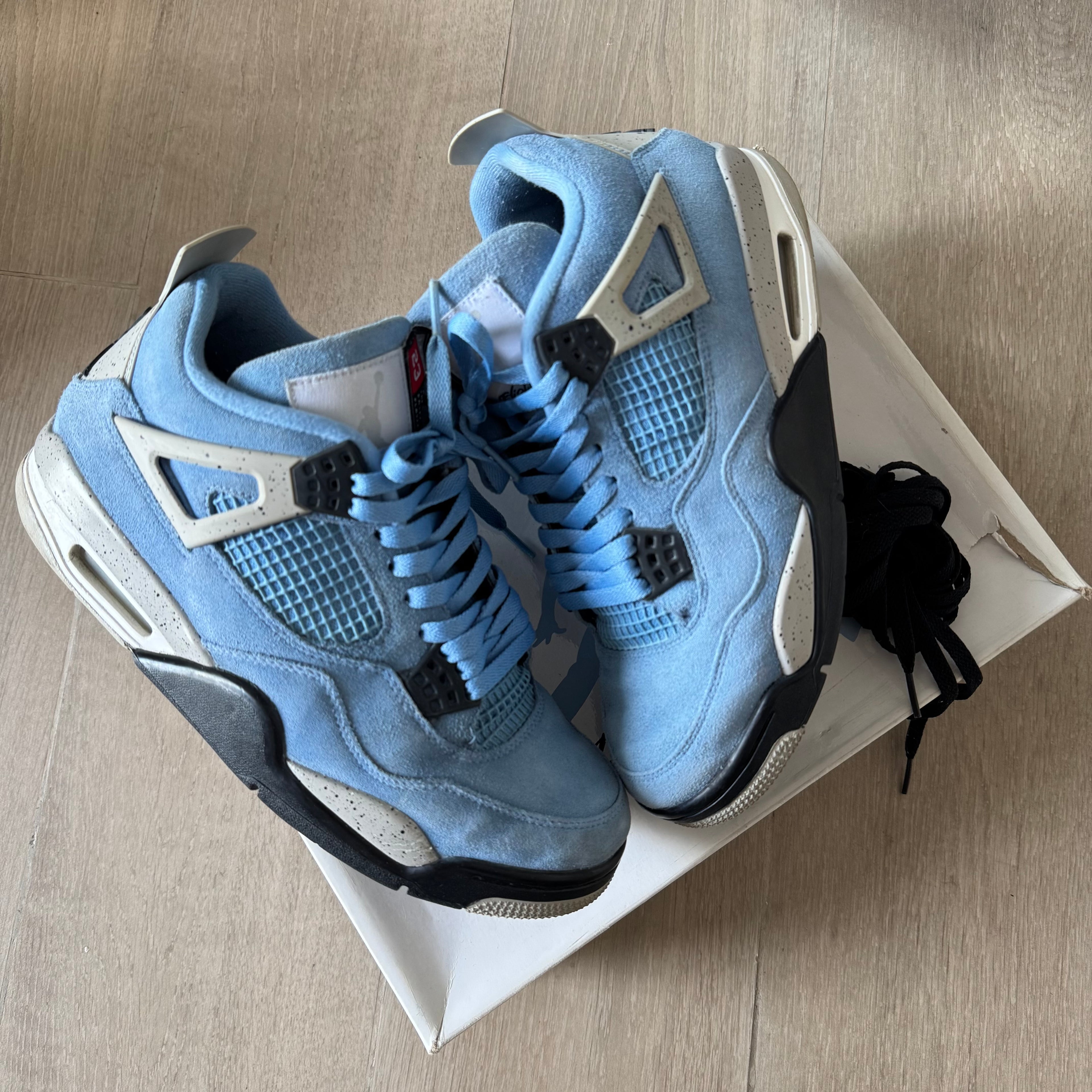 Jordan 4 Retro University Blue