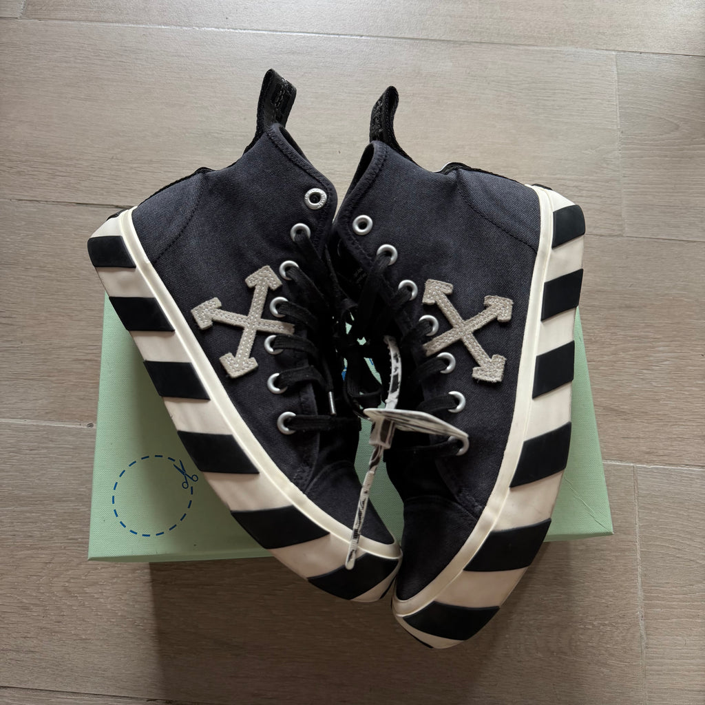 Off-White Vulcanized Mid Top Sneakers Black/White (41EU)