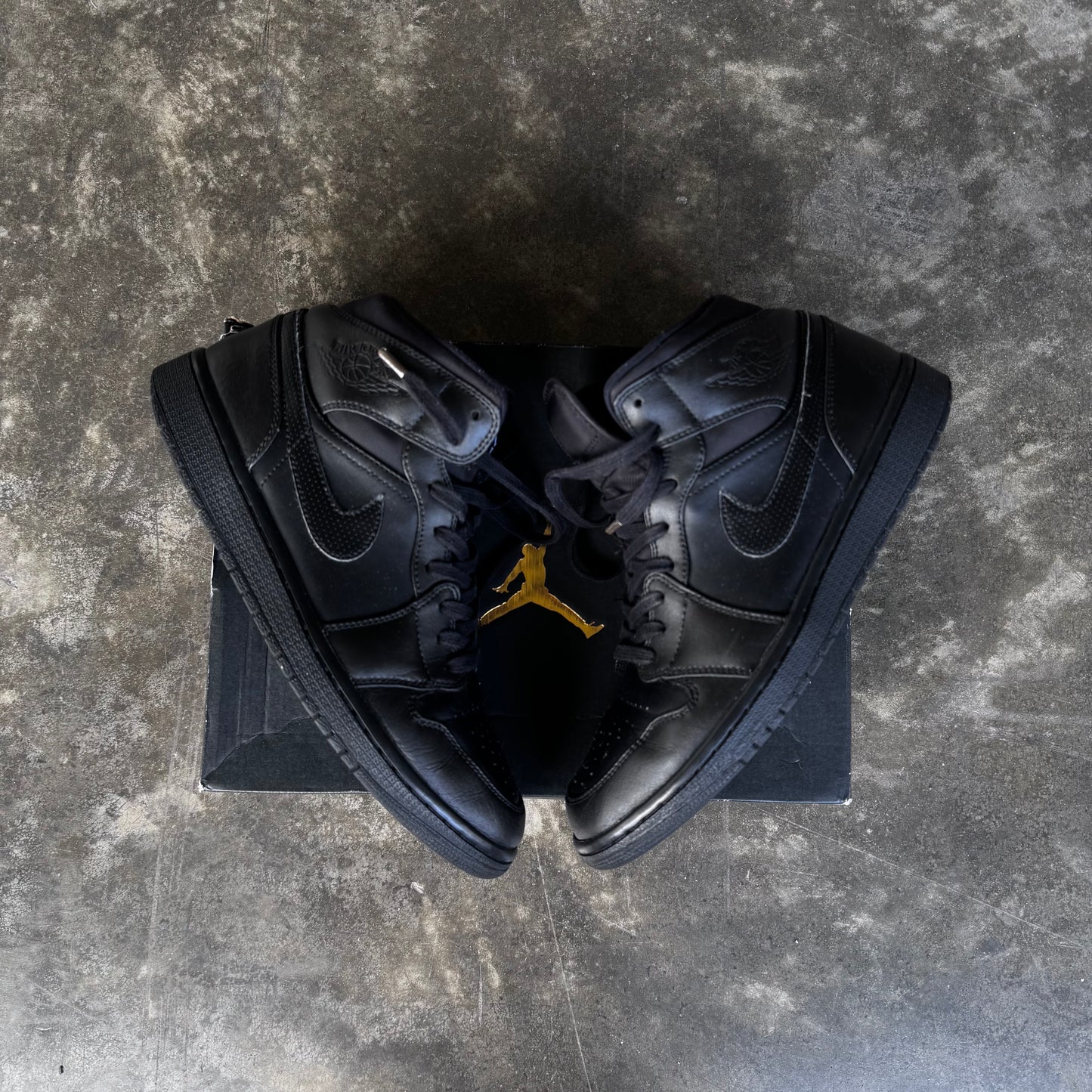 Jordan 1 Mid Triple Black