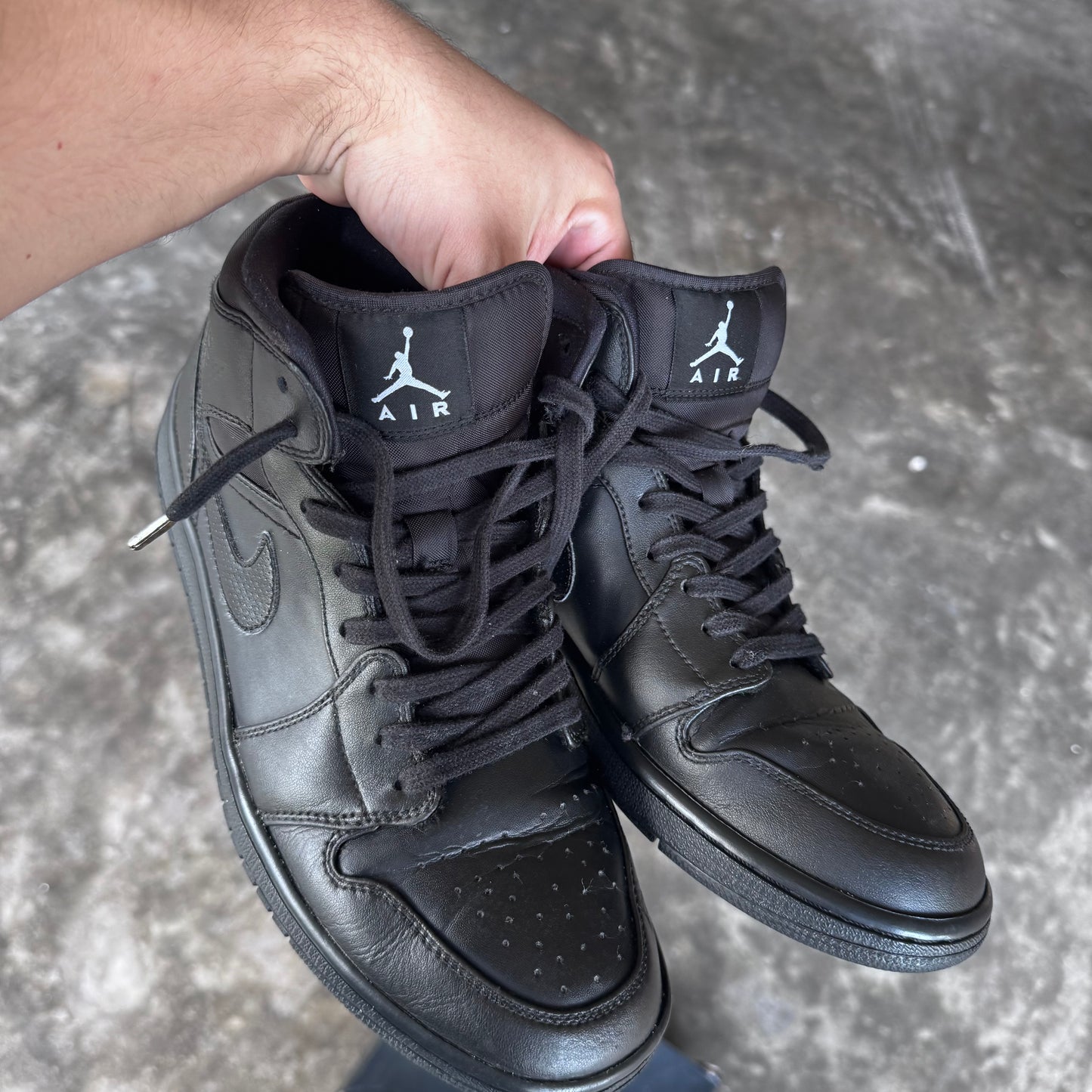 Jordan 1 Mid Triple Black